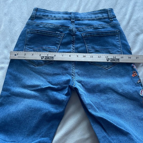 Amazon unbranded denim embroidered flower jeans - Picture 6 of 8